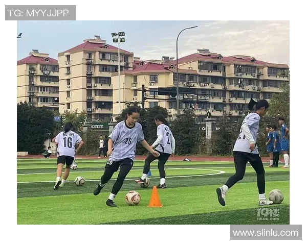 杭州足球队的团队协作揭秘：如何在绿茵场上实现完美配合与默契合作