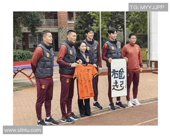 足球明星亲临校园与小朋友互动签名传递梦想与激情